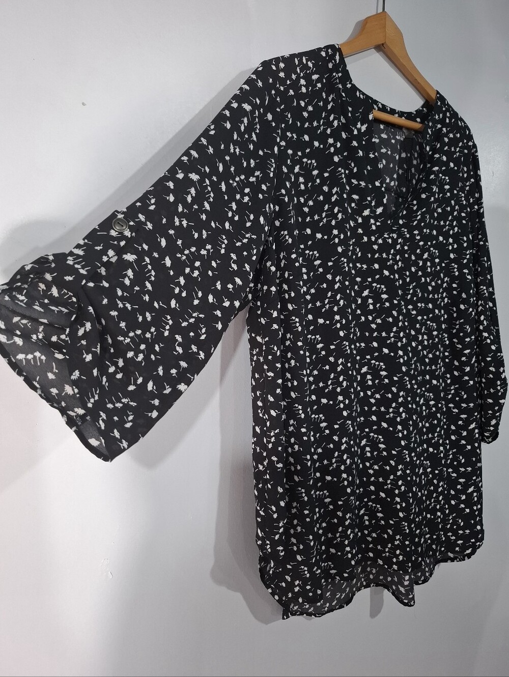 T Tahari Black & White Abstract Floral Print V-Neck Roll-Tab Sleeve Blouse Sz 1X